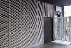 Lire la suite à propos de l’article Métal Déployé pour Façades, Garde-corps et Sécurité : 8 Solutions Techniques pour les Projets Professionnels