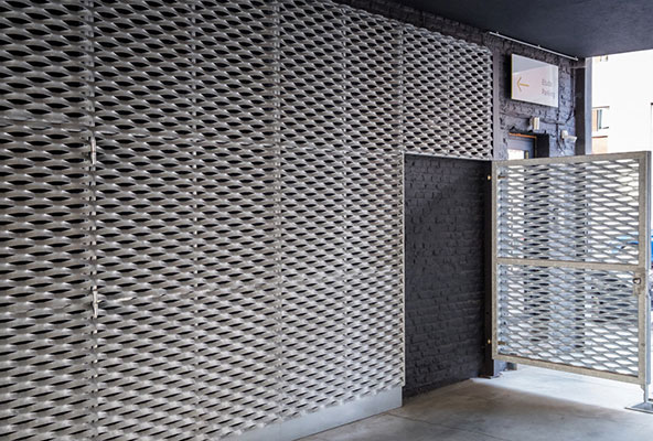 Lire la suite à propos de l’article Métal Déployé pour Façades, Garde-corps et Sécurité : 8 Solutions Techniques pour les Projets Professionnels