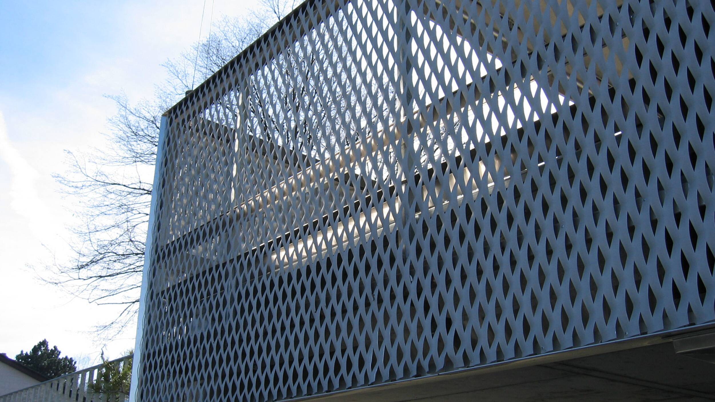 You are currently viewing Métal Déployé vs Tôle Perforée : 5 Différences Essentielles pour Vos Projets